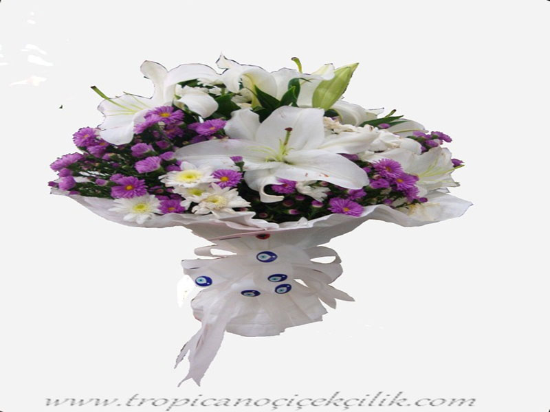 Mor Kır çiçekleriyle Süslenmiş Lilyumlar